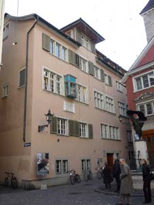 В этом здании на Ноймаркт 4 с 1887 по 1913 год располагалась первая неврологическая поликлиника К.Монакова. Фото: А.Б.Сычёв